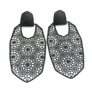 Cut-out Lightweight Post Earrings